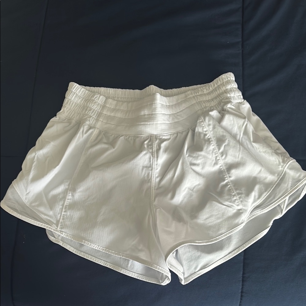 Lululemon 2.5” white hotty hot shorts